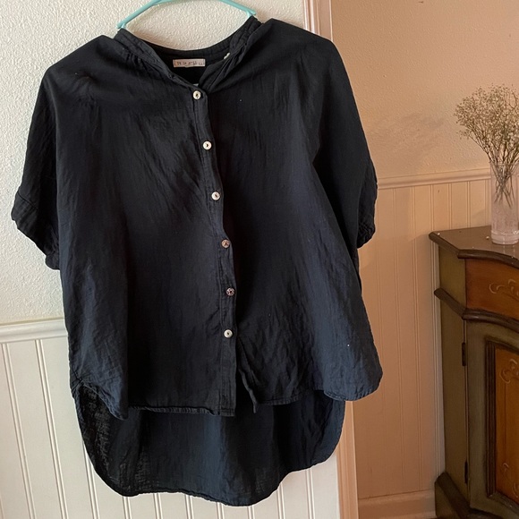 It is well black button down shirt, size medium - Picture 2 of 8
